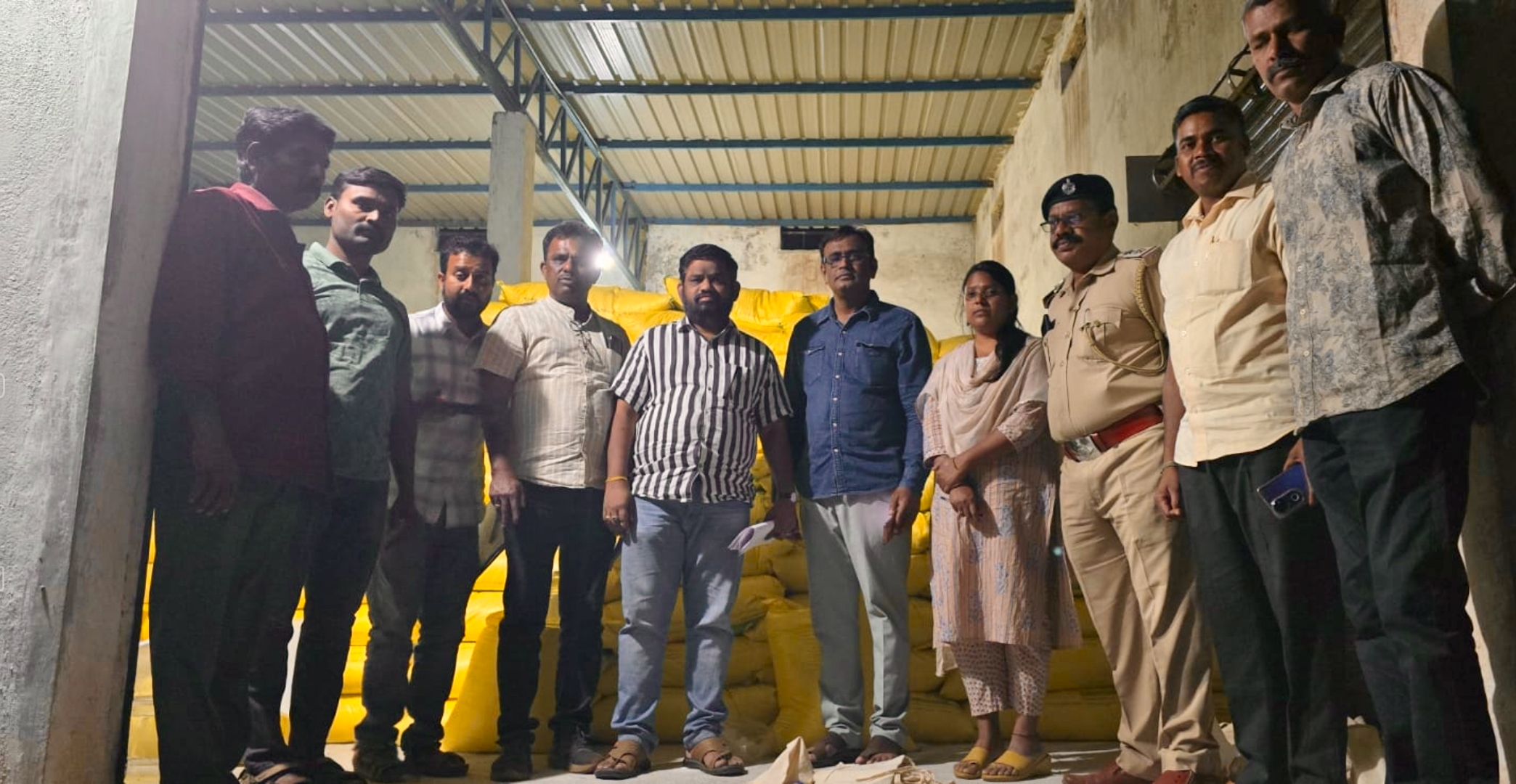 You are currently viewing ಬಳ್ಳಾರಿಯಲ್ಲಿ ಅಕ್ರಮ ರಸಗೊಬ್ಬರ ದಂದೇಕೋರರು ಅಂದರ್.